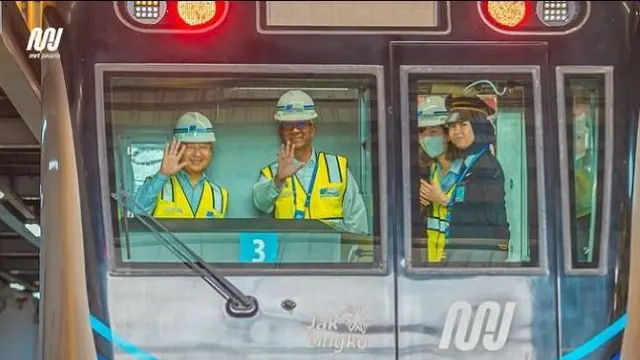 Kaisar Jepang Naruhito saat mengunjungi MRT Jakarta, Jumat, 18 Juni 2023. (Foto: Instagram @mrtjkt)
