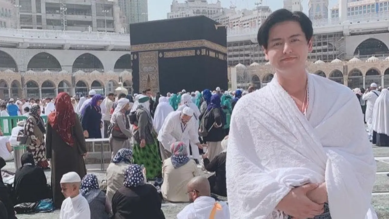6 Potret Roger Danuarta Umrah Pertama Kali, Tak Didampingi Cut Meyriska