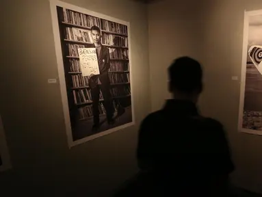 Pengunjung mengamati foto karya pewarta foto Ismar Patrizki di Galeri Foto Jurnalistik ANTARA, Jakarta, Jumat (22/5/2015). Ismar Patrizki menampilkan 51 karya foto dengan tema "Laut Luka Blues" tentang isu lingkungan di Bali. (Liputan6.com/Faizal Fanani)