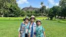 Liburan ke Jawa Tengah, kurang rasanya bila belum mengunjungi Candi Borobudur. Tempat wisata bersejarah dengan komplek yang luas ini menjadi salah satu tujuan wisata banyak selebriti Tanah Air bersama keluarga. (Liputan6.com/IG/@marcella.zalianty)