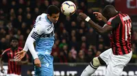 Bek Lazio, Luiz Felipe berebut bola udara dengan gelandang AC Milan, Tiemoue Bakayoko selama pertandingan lanjutan Liga Serie A Italia di stadion San Siro (13/4). Milan menang tipis atas Lazio 1-0. (AFP Photo/Miguel Medina)