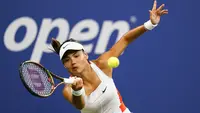 Petenis Inggris, Emma Raducanu harus menyerah di tangan petenis Prancis, Alize Cornet saat putaran pertama US Open 2022. (AP/Frank Franklin II)