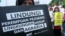 Ratusan aktifis perempuan dari 65 organisasi kemasyarakatan melakukan aksi memperingati Hari Perempuan Internasional di depan Istana Merdeka, Jakarta, Jumat (8/3). Mereka menuntut pemerintah mencabut PP No.78/2015. (merdeka.com/Arie Basuki)