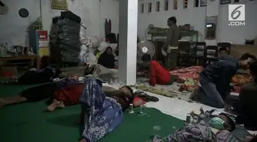 Puluhan santri sebuah Pondok Pesantren di Jember, Jawa Timur, terpaksa dilarikan ke sejumlah puskesmas karena mengalami gejala mirip keracunan pasca mendapatkan Vaksin Difteri massal