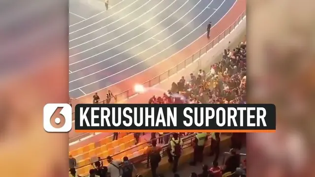 Terekam video, detik-detik suporter Malaysia melempar flare ke arah suporter timnas Indonesia di stadion Bukit Jalil, Kuala Lumpur, Selasa (19/11/2019).