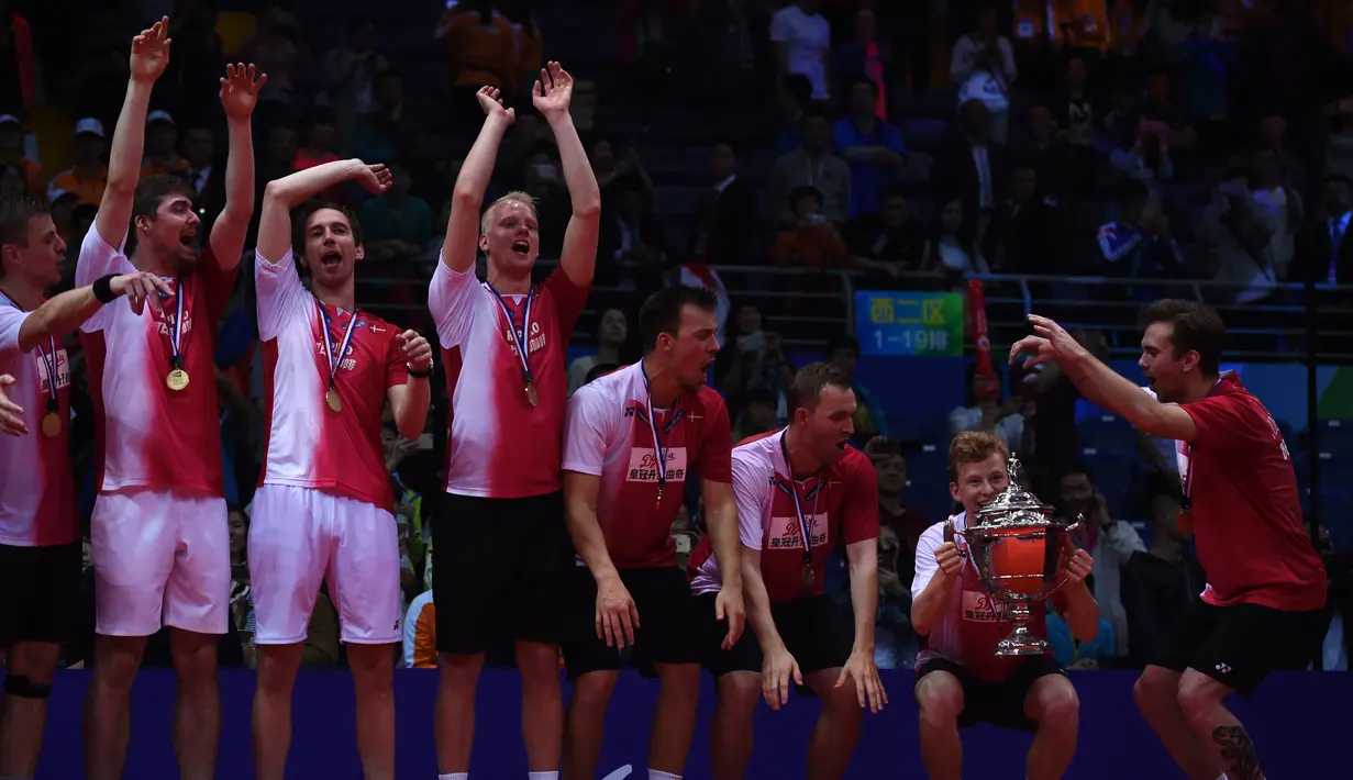 Para pemain Denmark melakukan selebrasi usai memastikan gelar juara Piala Thomas, China, Minggu (22/5). Buat Denmark gelar ini merupakan sejarah. Sudah 67 tahun lamanya mereka menunggu, baru kali ini menjadi juara. (AFP Photo/Johannes Eisele)