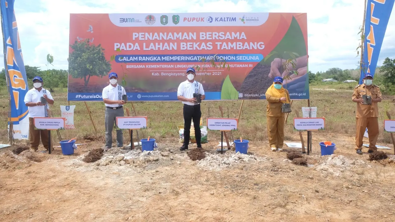 Pupuk Kaltim bekerjasama dengan KLHK, melakukan penanaman perdana di lahan bekas tambang