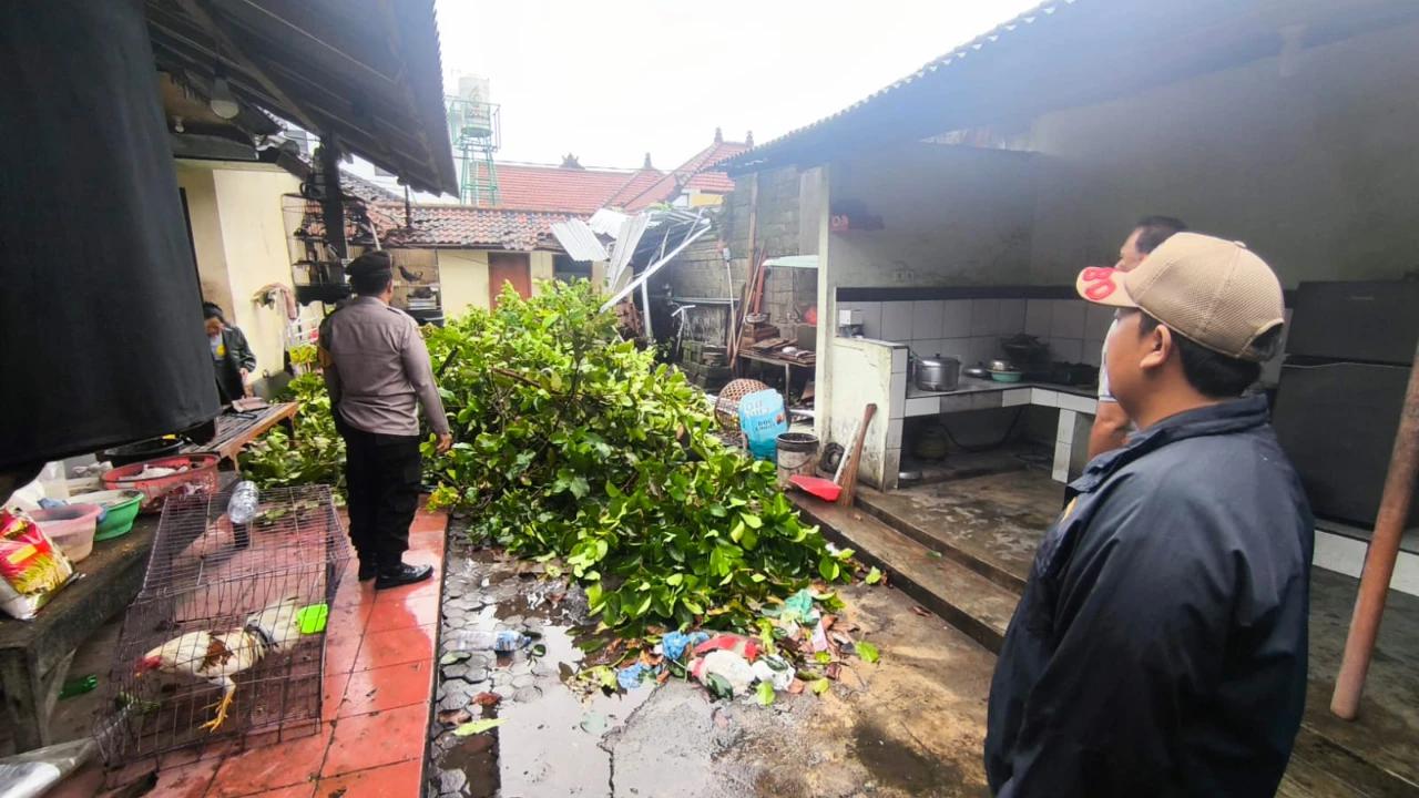 Puting Beliung Rusak Belasan Rumah Warga di Wilayah Sanur, 15 KK Terdampak