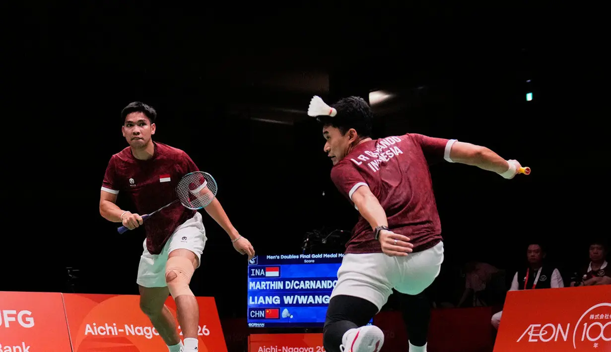 Ganda putra Indonesia Leo Rolly Carnando (kanan) dan Daniel Marthin mengembalikan kok saat menghadapi pasangan China Liang Weikeng dan Wang Chang pada pertandingan final ganda putra bulu tangkis Asian Games 2026 di Ichinomiya, Jepang, Selasa (29/9/2026). (AP Photo/Dita Alangkara)