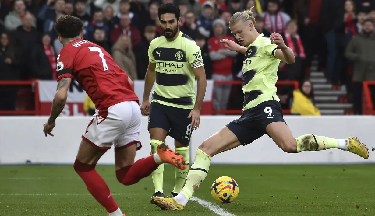 <p>Penyerang Manchester City, Erling Haaland berusaha mencetak gol ke gawang Nottingham Forest pada pertandingan lanjutan Liga Premier Inggris di Stadion City Ground, Nottingham, Inggris, Sabtu (18/2/2023). Man City bermain imbang atas Nottingham Forest dengan skor 1-1. (AP Photo/Rui Vieira)</p>