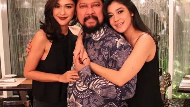 6 Potret Kebersamaan Seleb dengan Orang Tua yang Beda Keyakinan, Saling Menghormati