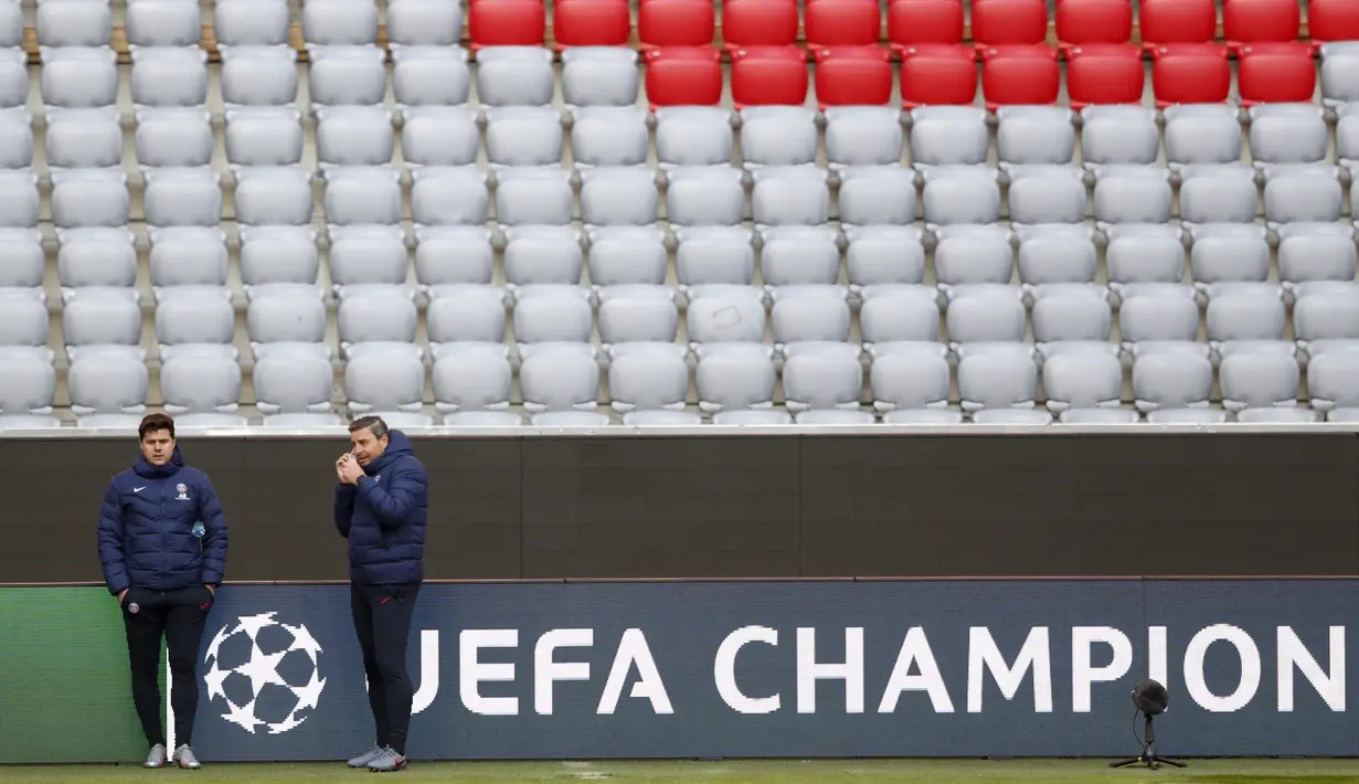 Pelatih PSG Mauricio Pochettino (kiri) dan asistennya menunggu dimulainya sesi latihan di di Munich, Jerman (6/4/2021). PSG akan bertanding melawan tuan rumah Bayern Munchen pada leg pertama babak perempat final Liga Champions di Allianz Arena. (AP Photo/Matthias Schrader)