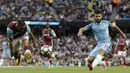 Striker Manchester City, Sergio Aguero, berusaha membobol gawang West Ham. Dalam tiga laga awal Premier League, The Citizens masih mencatat hasil sempurna. (Reuters/Darren Staples)