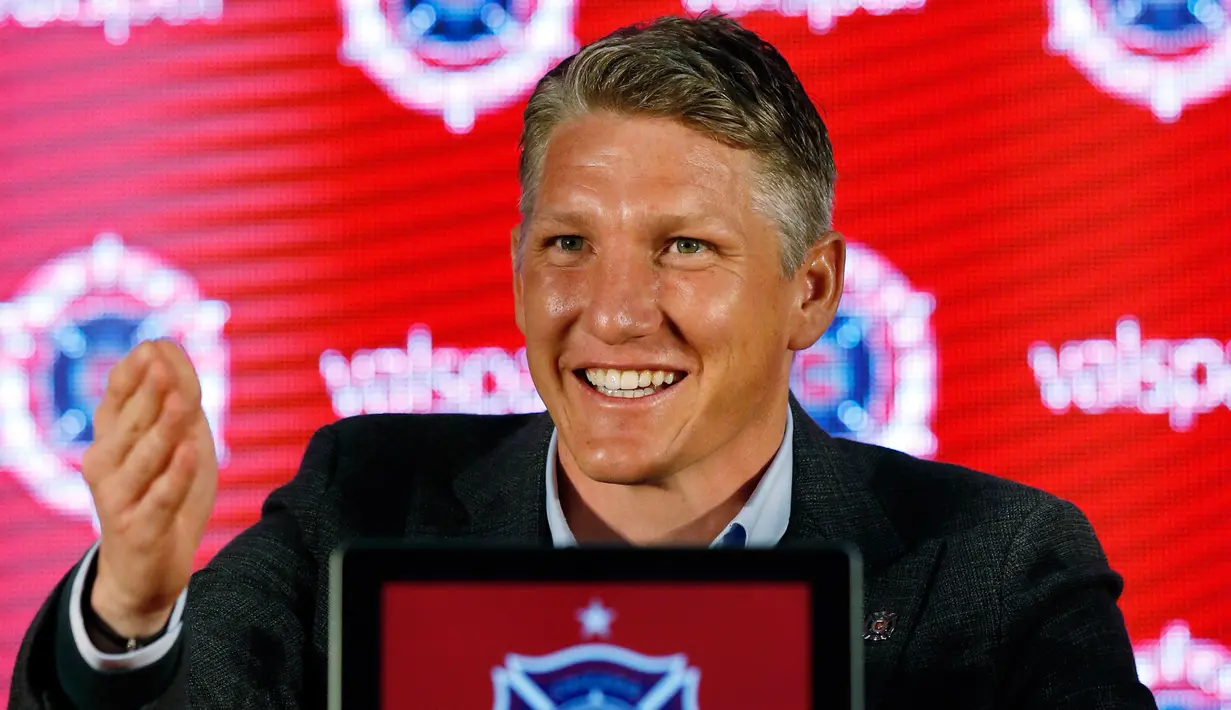 Pemain baru MLS Chicago Fire, Bastian Schweinsteiger memberi keterangan saat konferensi pers di The PrivateBank Fire Pitch di Chicago, Rabu (29/3). Pemain asal Jerman itu akan membela tim Amerika Serikat, MLS Chicago Fire. (AP Photo/Nam Y. Huh)