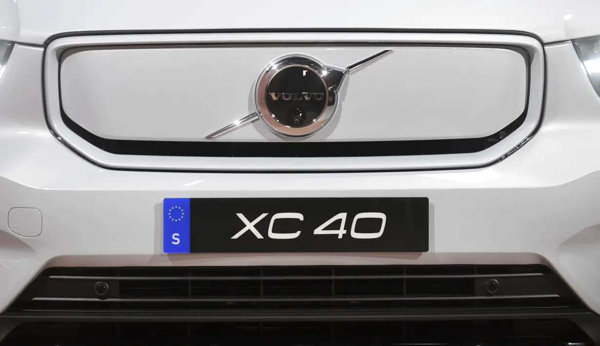 Volvo resmi meluncurkan mobil listrik perdananya, XC40 Recharge dalam acara di Los Angeles, California pada 16 Oktober 2019. Bagian grille terlihat tertutup dengan sedikit ruang di bagian bawah seperti yang sempat diperlihatkan melalui sketsa. (AP/Michael Owen Baker)