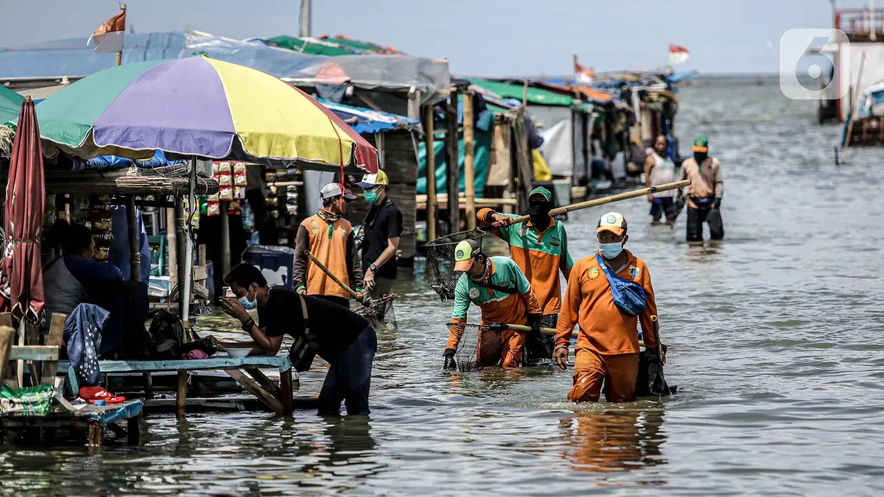 FOTO: Pembersihan Sampah Banjir Rob