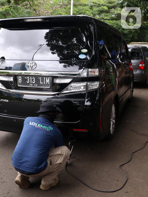 Petugas memeriksa emisi mobil di Jakarta Barat, Rabu (13/1/2021). Dinas Lingkungan Hidup DKI Jakarta mengumumkan kendaraan yang tidak mengikuti uji emisi atau tidak lulus uji emisi gas buang akan dikenakan disinsentif tarif parkir yang tinggi dan tilang. (Liputan6.com/Angga Yuniar)