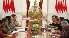 Suasana pertemuan Presiden Jokowi didampingi sejumlah menteri dengan Presiden Bank Dunia, Jim Yong Kim beserta delegasi di Istana Merdeka, Jakarta, Rabu (26/7). Pertemuan itu membahas sejumlah hal terkait reformasi kebijakan. (Liputan6.com/Angga Yuniar)