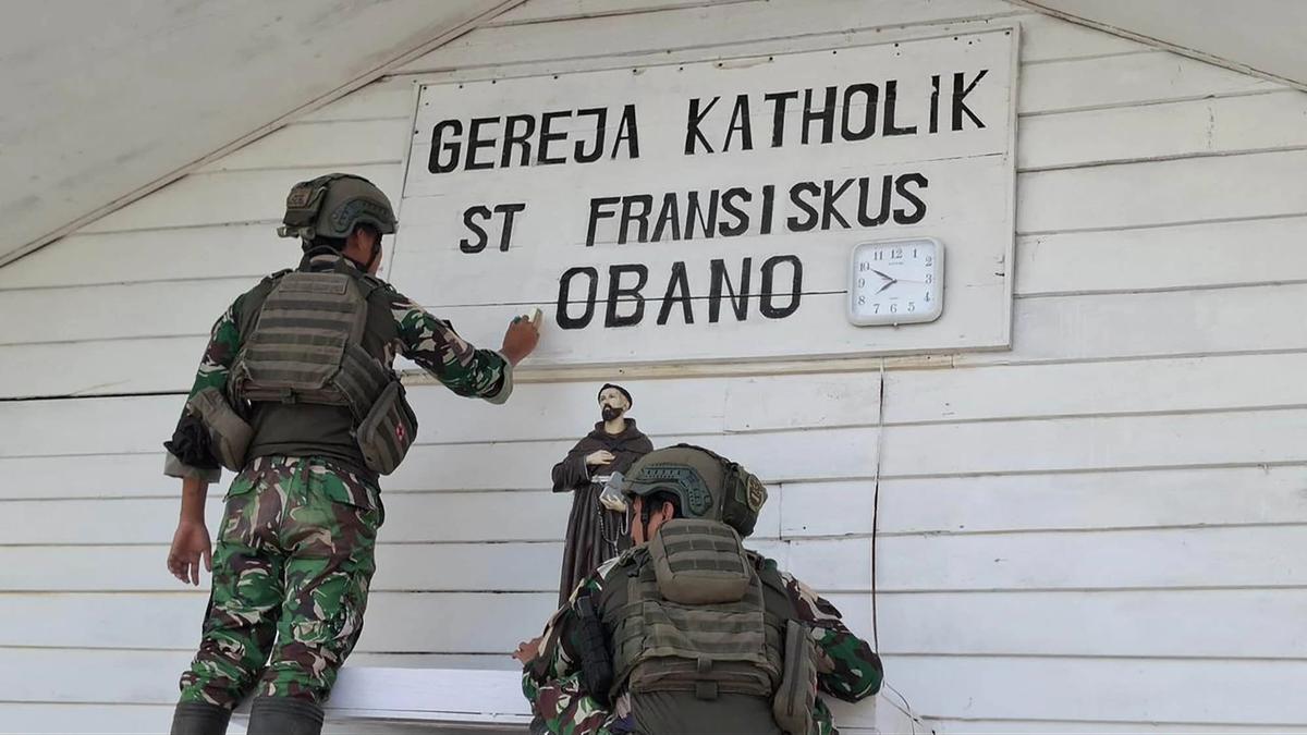 FOTO: Aksi Marinir Renovasi Gereja di Paniai Papua Jelang Natal 2025