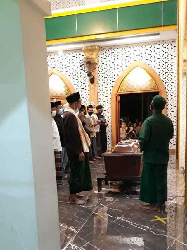 7 Momen Pemakaman Chacha Sherly di Kampung Halaman, Penuh Haru
