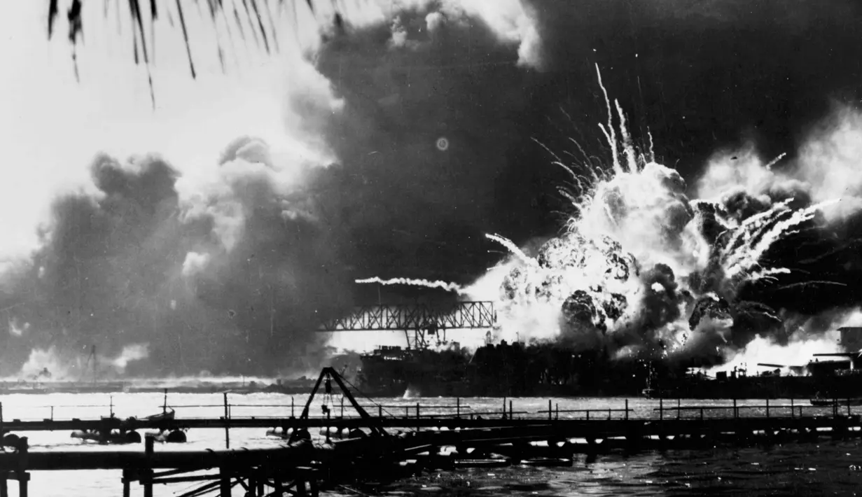 Pesawat tempur jepang saat membombardir kapal USS Shaw di Pearl Harbor, Hawaii, AS 7 Desember 1941. AL Jepang memberangkatkan 6 kapal induk dalam 2 gelombang serangan dalam peristiwa tersebut. (Reuters/U.S Navy)