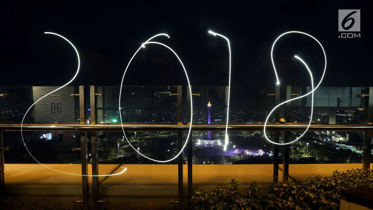 FOTO: Sambut Tahun Baru, Kawasan Monas Dihiasi Kembang Api