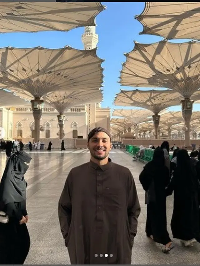 Refal Hady jalani ibadah umrah (Foto: Instagram refalhady)