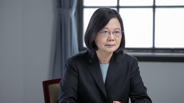Presiden Taiwan Tsai Ing-wen memakai masker di kantor kepresidenan di Taipei.