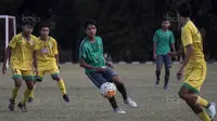 Gelandang Timnas Indonesia U-16, Brylian Aldama, berusaha melewati pemain Kabomania U-17 pada laga uji coba di Stadion Atang Sutresna, Jakarta Timur, Jumat (8/9/2017). Timnas U-16 menang 6-1 atas Kabomania U-17. (Bola.com/Vitalis Yogi Trisna)