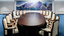 Meja pertemuan antara Pemimpin Korea Utara Kim Jong-un dengan Presiden Korea Selatan Moon Jae-in di Zona Demiliterisasi, Korea Selatan, Rabu (25/4). Sajian simbolis akan dihidangkan sebagai menu makan malam. (South Korea Presidential Blue House via AP)