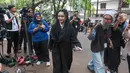 Penyanyi Krisdayanti tiba di rumah duka Guruh Soekarnoputra di Jalan Sriwijaya Raya, Kebayoran Baru, Jakarta Selatan, Sabtu (26/9/2026), untuk menyampaikan belasungkawa kepada keluarga almarhum. (KLY/Budy Santoso)