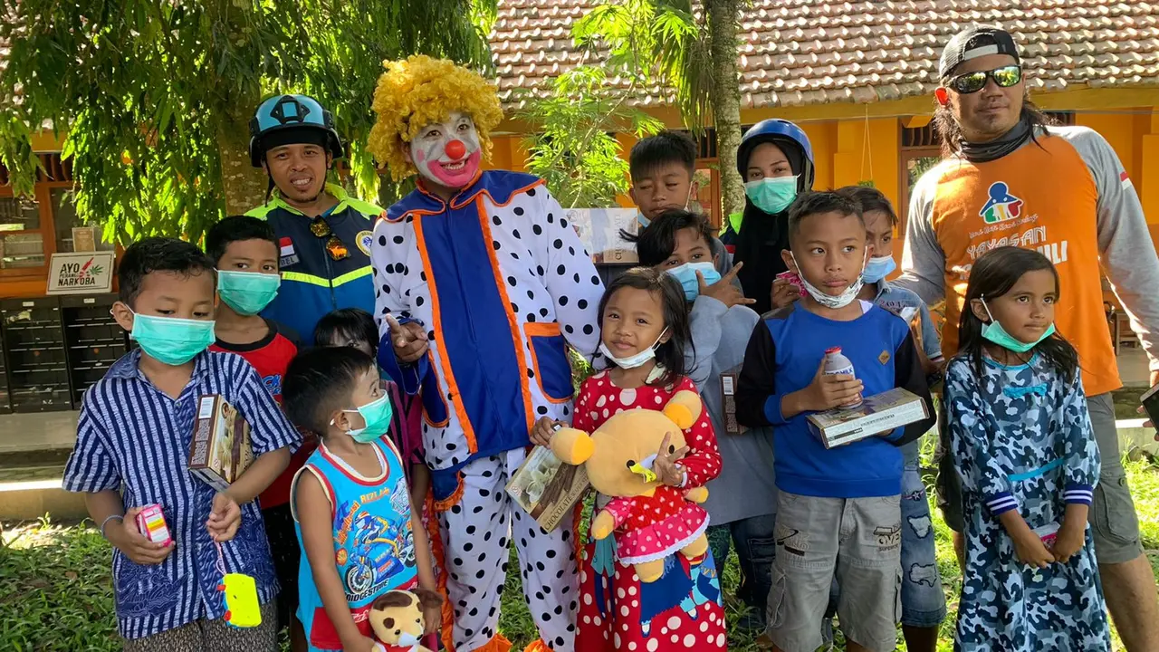 Relawan mendatang badut dan tokoh superhero untuk menghibur anak-anak pengungsi Semeru. (Istimewa)