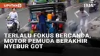 Setiap pengendara dituntut fokus saat menunggangi kendaraannya masing-masing. Jangan sampai pengendara alami kerugian materiil gara-gara bercanda seperti pemuda bermotor yang viral ini. Awalnya ia tampak bercanda dengan pedagang kaki lima di tepi jal...