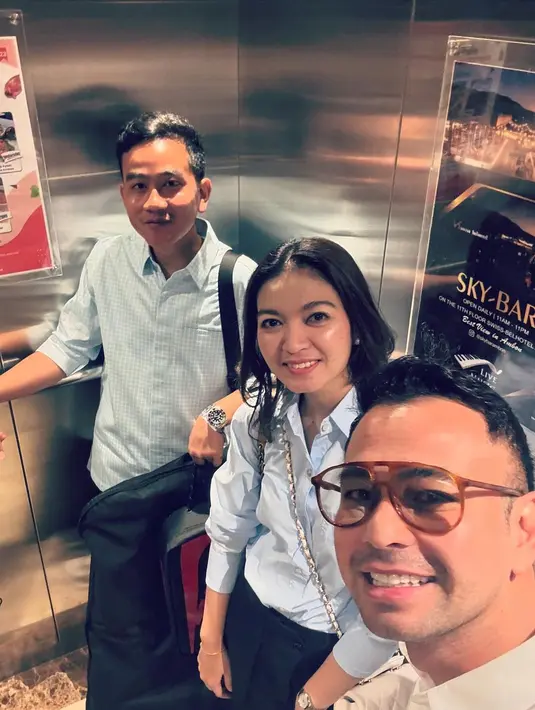 Momen lainnya memperlihatkan selfie yang diambil Raffi Ahmad memperlihatkan pasangan Selvi Ananda dan Gibran. Keduanya mengenakan outfit serasi, yaitu atasan kemeja bernuansa biru muda dan celana panjang hitam. [Foto: Instagram/raffinagita1717]