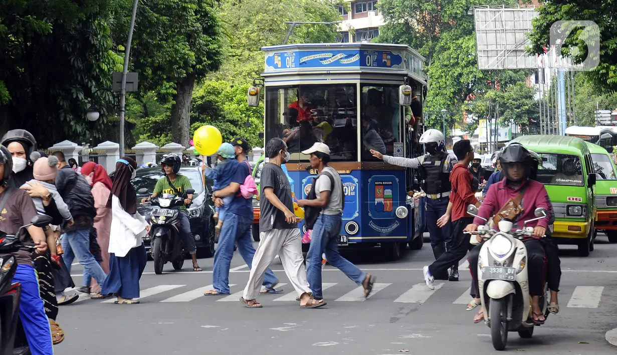 Bus wisata Uncal melintas di depan Balai Kota Bogor, Bogor, Jawa Barat, Minggu (29/5/2022). Bus wisata gratis yang disediakan untuk mengelilingi kawasan Kebun Raya Bogor setiap hari Sabtu dan Minggu ini mulai beroperasi kembali pascapandemi. (merdeka.com/Arie Basuki)