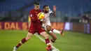 Pemain AS Roma Gianluca Mancini (kiri) berebut bola dengan pemain Cagliari Joao Pedro pada pertandingan sepak bola Liga Italia di Stadion Olimpiade Roma, Italia, 16 Januari 2022. AS Roma berhasil mengalahkan Cagliari 1-0. (AP Photo/Andrew Medichini)