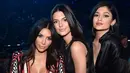 Bukan hanya Kendall dan Kim, spekulasi yang menyatakan Kylie Jenner ikut pun hadir. (periskopi)