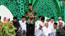 Ketua Umum PBNU Said Aqil Siradj memberi sambutan dalam Harlah ke-73 Muslimat NU di SUGBK, Jakarta, Minggu (27/1). Harlah ke-73 Muslimat NU mengangkat tema 'Khidmah Muslimat NU, Jaga Aswaja, Teguhkan Bangsa'. (Liputan6.com/Johan Tallo)