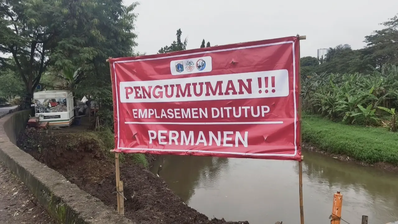 Tempat Pembuangan Sampah Sementara di Bantaran Kali TPU Tanah Kusir Ditutup