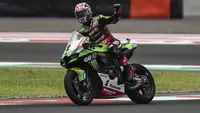 Jonathan Rea akhirnya mampu merebut posisi terdepan saat balapan tinggal tersisa lima lap lagi. Pembalap tim Kawasaki tersebut  akhirnya mampu menjuarai Race 1 WSBK Mandalika 2021. (AFP/Achmad Ibrahim)