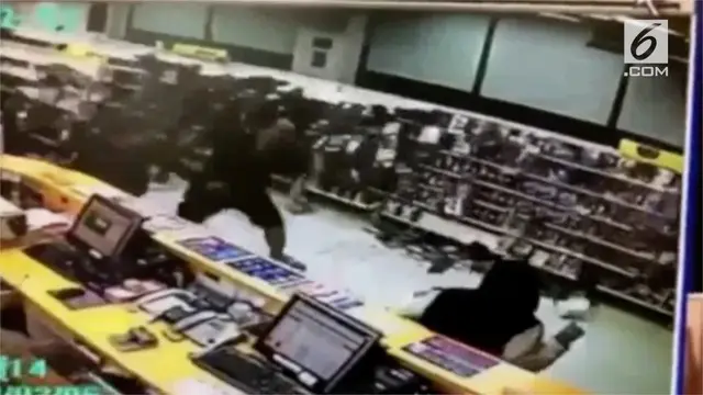 VIDEO: Rak DVD Ambruk Tiba-Tiba, Pengunjuk Panik