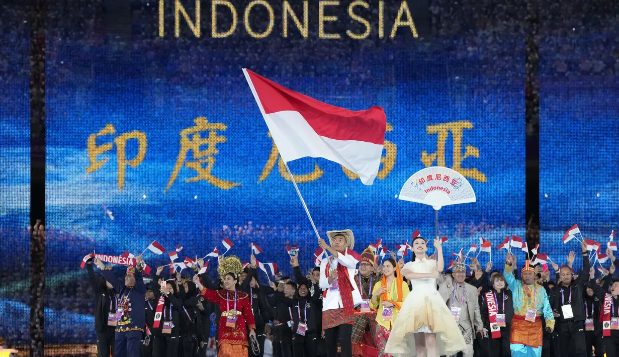 Perwakilan atlet, ofisial dari cabang olahraga Renang, voli indoor, hockey, modern pentathlon, wushu, taekwondo, anggar, judo, rowing, tennis, skateboard dan tinju serta tim Chef de Mission (CdM) ikut ambil bagian dalam defile upacara pembukaan. (AP Photo/Lee Jin-man)