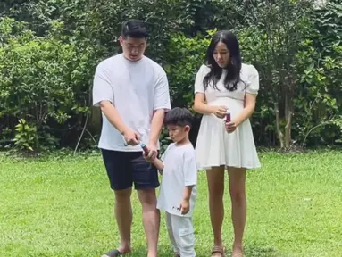 Usai menikah dengan Tiffany Soetanto, Chef Arnold makin fokus dengan keluarga. Terlebih kini ia segera punya anak kedua. (Liputan6.com/IG/@tiffanysoetanto).