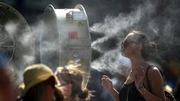 Seorang penonton mendinginkan badannya di sela pertandingan tenis Autralia Terbuka 2016, (18/1/2016). (AFP/Peter Parks)