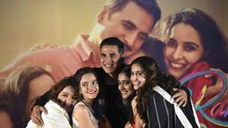 Aktor Bollywood Akshay Kumar dan pemeran Raksha Bandhan berpose selama acara promosi film terbarunya 'Raksha Bandhan' di Kolkata (8/8/2022). Aktor berusia 54 tahun itu sempat mengatakan bahwa pembuatan film itu cakewalk tapi promosinya melelahkan. (AFP/Dibyangshu Sarkar)