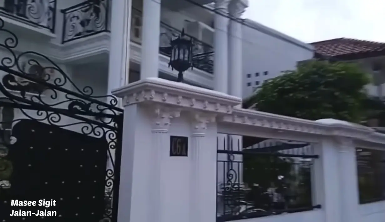 Rumah Erina terletak di kawasan Sleman, Yogyakarta dengan konsep desain klasik. [Sumber: Youtube Ini Yogyakarta]