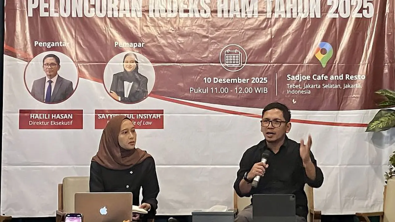 Direktur Eksekutif SETARA Institute Halili Hasan (kanan) menguraikan hasil penilaian terkait indeks hak asasi manusia 2025 di Jakarta, Rabu (10/12/2025) (Istimewa)
