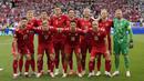 Para pemain starting XI Timnas Denmark berfoto bersama jelang dimulainya laga Grup C Euro 2024 menghadapi Timnas Slovenia di MHPArena, Stuttgart, Jerman, Minggu (16/6/2024). (AP Photo/Antonio Calanni)