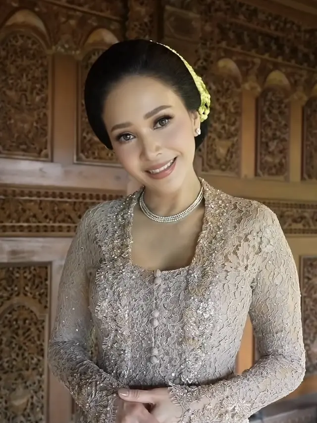 Makeup Maia Estianty saat Siraman 7 Bulanan Alyssa Daguise. [@maiaestiantyreal]