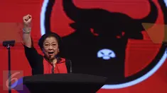 Ketua Umum PDIP Megawati Soekarnoputri saat berpidato dalam penutupan Rakernas I PDIP di Jakarta, Selasa (12/1/2016). PDIP akan mengawal kebijakan politik Pemerintah secara nasional agar tetap berpijak dalam nilai-nilai. (Liputan6.com/Faizal Fanani)